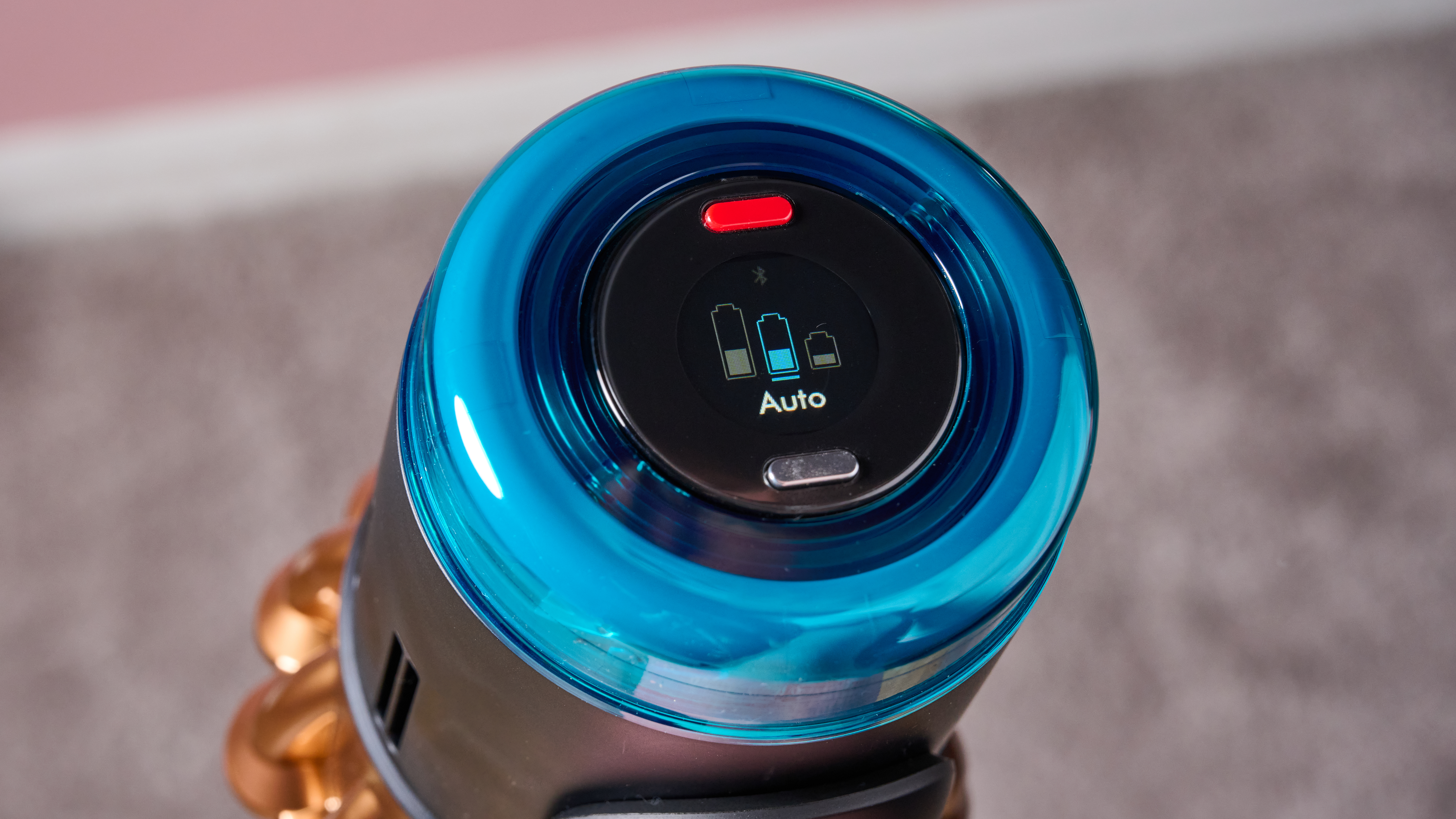 Close up of screen on Dyson V16 Piston Animal cordless stick vacuum, showing that it's in Auto mode